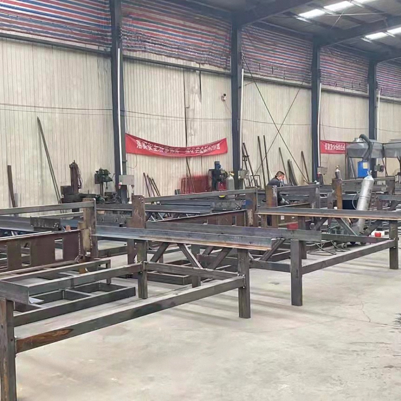 我们的主要产品包括围栏丝网焊接机，动物笼网焊接机，